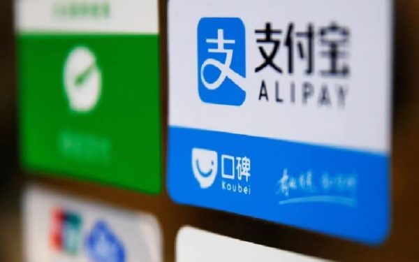 Apple brings Alibaba-linked payment system into China stores amid market push，苹果中国门店引进支付宝付款系统迎合市场需求