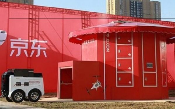 JD.Com Starts Operations at World’s First Unmanned Delivery Terminal，中国京东的全球首个无人配送站投入使用