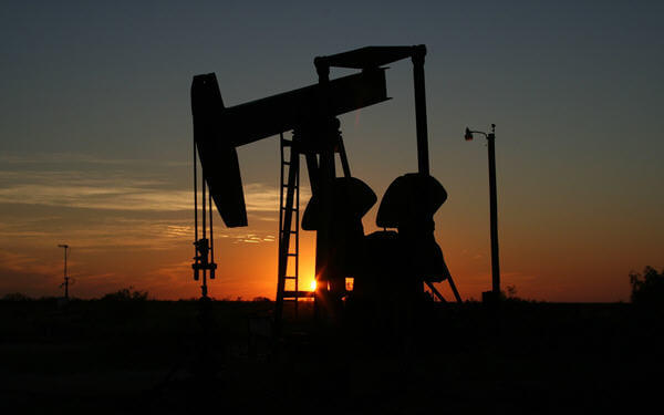Oil Holds Above $65 With U.S. Inventories Below 5-Year Average-美国原油库存跌破五年平均水平，油价站稳65美元