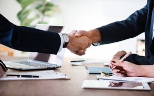Global deals surge past $1tn at fastest ever pace-全球幷购交易总额以史上最快步伐突破1万亿美元