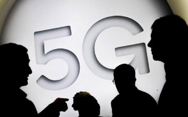 China Plans to Roll Out First 5G Mobile Phone in Second Half of Next Year，中国工信部：预计2019年下半年推出首款5G手机