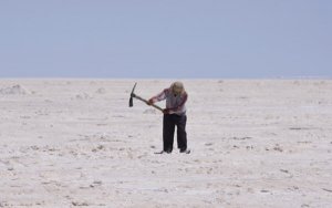 China warns Chile against blocking $5bn SQM lithium deal-中国警告智利：阻拦天齐锂业收购SQM50亿美元股份有损双边关系