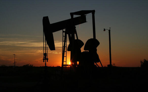 Oil soars 2.9% to 3-year high, settling at $68.47, as US crude stockpiles drop-布伦特原油站上73美元，沙特期望油价重回100美元时代