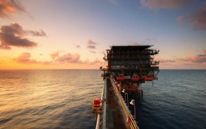 Hedge-Fund Investors Pour Into Oil as Firms Predict Surge to $80-油价料涨至80美元，对冲基金蜂拥入市