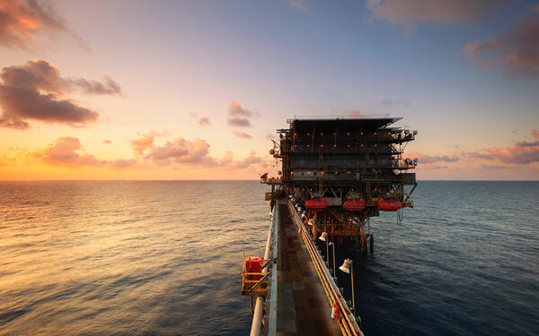 Hedge-Fund Investors Pour Into Oil as Firms Predict Surge to $80-油价料涨至80美元，对冲基金蜂拥入市