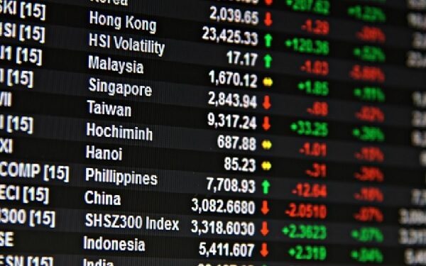 Two Chinese Pharma Companies, WuXi AppTec and Ascletis Pharma, List IPOs on Asian Exchanges，中国药明康德与歌礼纷纷上市，前者股票涨44%