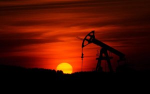 U.S. oil rises above $70 for first time since November 2014 on Venezuela, Iran worries-美国原油2014年以来首次站上70美元，委内瑞拉、伊朗引担忧