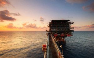 Oil price has sector’s investors eyeing a windfall-油价为石油行业投资者带来意外之财