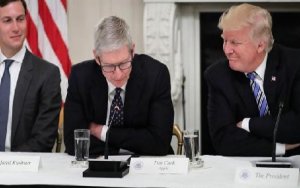 Trump reportedly told Apple's Tim Cook that iPhones will be spared from China tariffs，特朗普答应苹果首席执行官：不会对中国组装的iPhone加征关税