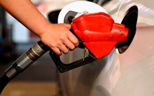 Oil is likely to jump another 10 percent this summer, energy expert Tom Kloza predicts-行业观察家：今夏油价可能再涨10%