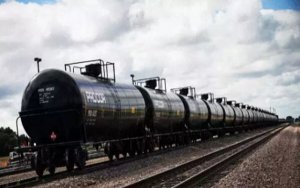 CN will have more capacity on trains to deliver crude in late 2018: CEO-到今年年底加拿大铁路原油运能将扩大