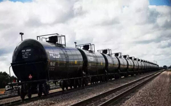 CN will have more capacity on trains to deliver crude in late 2018: CEO-到今年年底加拿大铁路原油运能将扩大