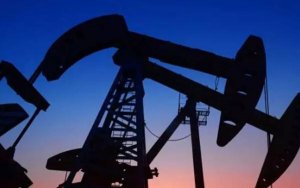 Oil Rises Most in a Month Amid Heightened Worldwide Supply Risks-油价创一个月来最大涨幅，全球供应风险加剧
