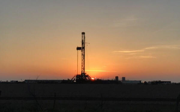 Lured by higher oil prices, U.S. shale producers boost capex-油价上涨，美国页岩生产商加大资本支出