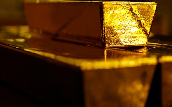 Ray Dalio’s Bridgewater Keeps Faith in Gold Despite Its Slide-金价下跌，全球最大对冲基金桥水依然对黄金满怀信念