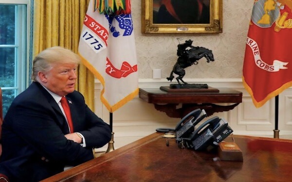 Exclusive - Trump says it is 'dangerous' for Twitter, Facebook to ban accounts，特朗普：社交媒体有权封杀帐号，这“非常危险”