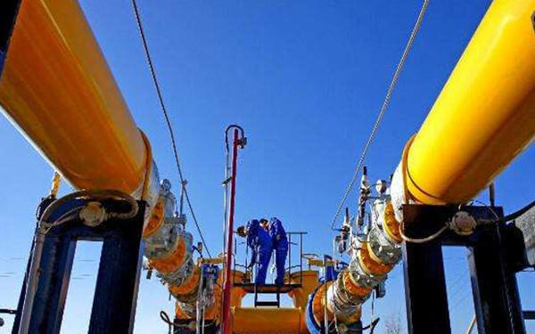 Russia's Novatek plans China LNG sales in yuan: chairman