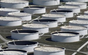 U.S. crude stockpiles fall for a fifth week to 2015 lows: EIA-美国原油库存连降五周，降至2015年低点