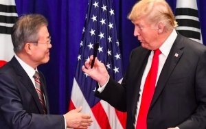 Donald Trump and Moon Jae-in sign renegotiated trade agreement，美韩签署新自贸协议，或于明年初生效