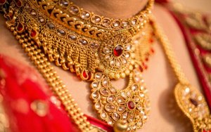 India's Q4 gold imports to jump as investors seek safer bets than stocks-投资者避险胃口上升，印度二季度黄金进口量大增