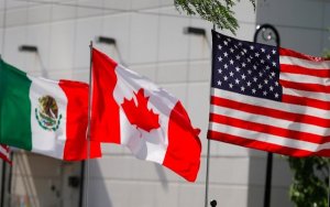 UPDATE 5-Trump hails trade pact with Canada, Mexico as win for U.S. workers,特朗普称赞与加拿大和墨西哥达成的自贸协定是美国工人的胜利