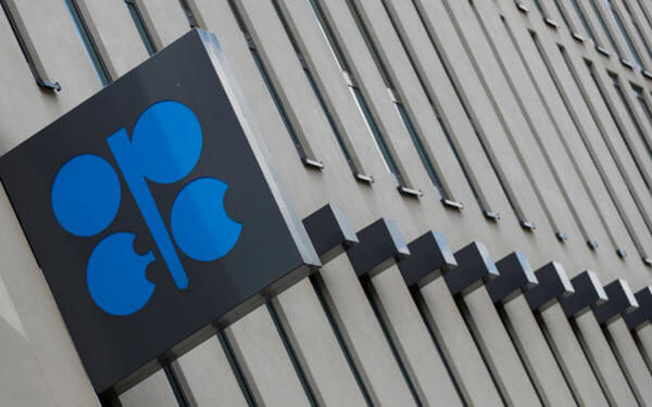 Worried by oil slump, OPEC and partners discuss larger supply curbs: sources-传欧佩克及其盟国考虑加大减产，应对油价下跌