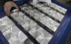 Palladium rises above $1,200 to record high, nears price of gold-钯金价格创纪录升至1,200美元上方，逼近黄金价格
