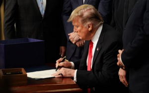 Cannabis stocks look set to flourish thanks to Trump's 2018 Farm Bill,特朗普签署《2018年农业法案》，大麻股看涨