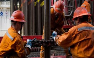 Oil prices zip higher with Opec production cuts in focus-油市聚焦欧佩克减产，油价上涨
