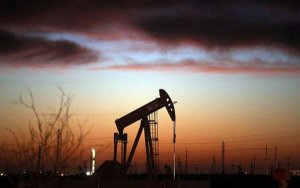 Oil drops nearly 2 percent, breaking 9-day win streak amid global growth concern-油价周五回调，此前曾九连涨