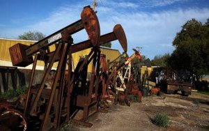 Oil prices edge up on US sanctions against Venezuela-美国制裁委内瑞拉，油价周一盘后上涨