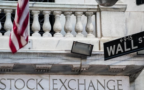 China is poised to grant more 、，majority-owned licenses to Wall Street banks in the next six months, regulator says，方星海：中国拟在未来六个月内向华尔街银行授予多数股权许可牌照