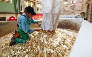 Gold price: ETF inflows reach $100m a day-世界黄金协会：投资者每天买入1亿美元的黄金ETF