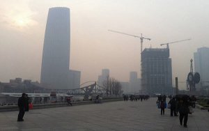 China's iron ore futures fall as anti-smog measures weigh-中国加大治理雾霾措施力度，国内铁矿石价格回落
