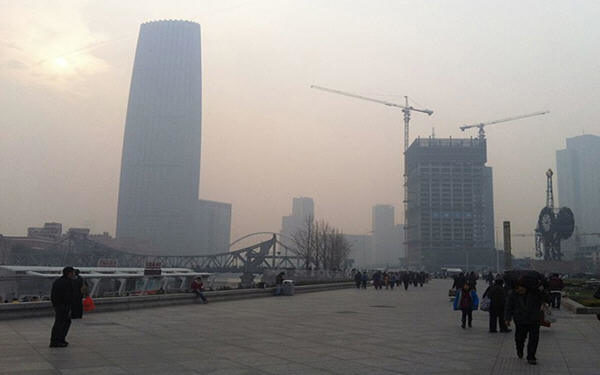China's iron ore futures fall as anti-smog measures weigh-中国加大治理雾霾措施力度，国内铁矿石价格回落
