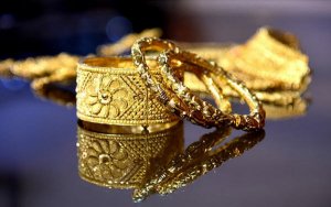 Indian gold flips to premium as appetite improves in most hubs-黄金需求回暖，印度金价近三个多月以来首次出现升水