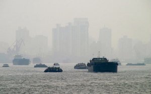 China iron ore futures hit lowest in March so far on steel curbs-炼钢活动受限，中国铁矿石期货跌至3月份最低
