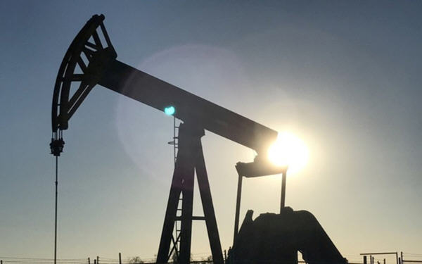 Oil Firms as Saudis Trim Exports, U.S. Output Forecast Reduced-沙特削减石油出口以及美国产量增长预计放缓支撑油价上涨