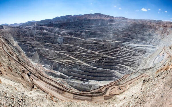 World’s largest copper producer brings AI to its mines-全球最大的铜矿公司将AI技术引入矿山运营中