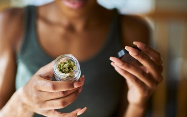 大麻女性