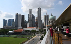 大摩称中国和新加坡股市可避险