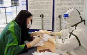 中国授予新冠疫苗紧急使用授权，率先面向高风险人群