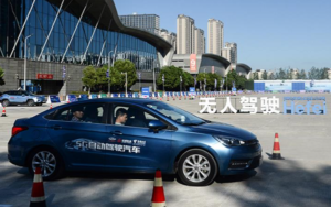 中国首个全无人驾驶人出租车服务在深圳启动