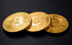 木头姐增持Coinbase