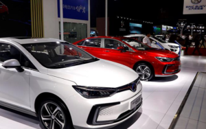 中国上半年新能源汽车销量增长了三倍多