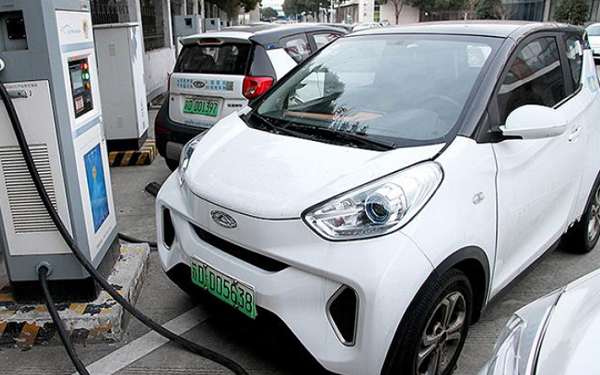 电动汽车生命周期的碳排放比燃油汽车少