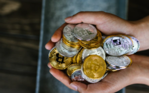 为什么狗狗币、以太币和比特币今天会爆涨？