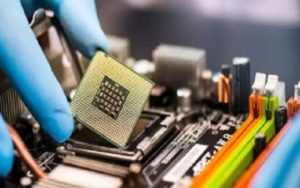 英特尔股价严重下滑，市场是否反应过度？