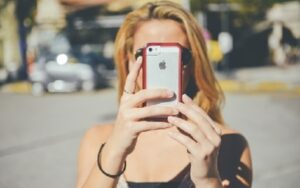 iPhone需求引发担忧，一位分析师建议逢低买入