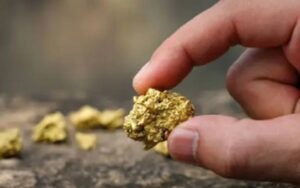 黄金价格接近 3000 美元/盎司，逢低买入黄金股？